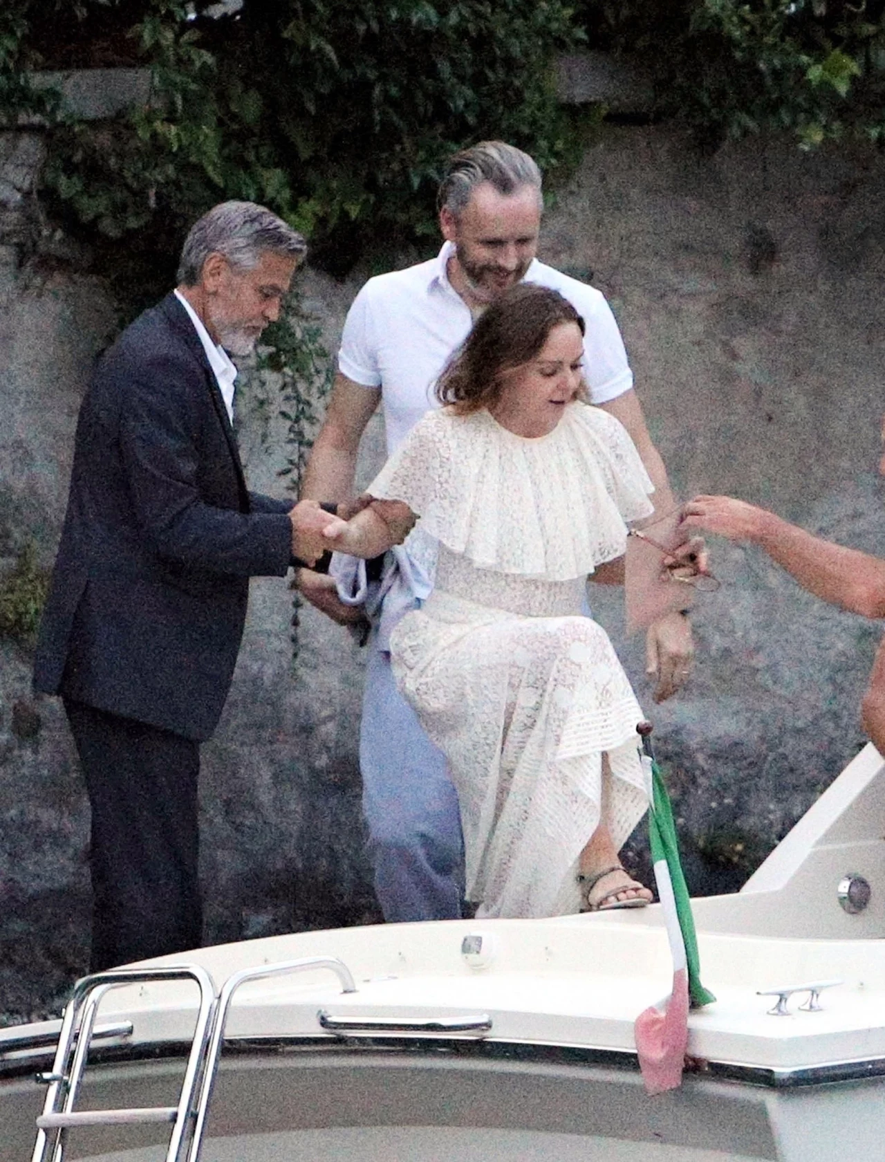 Nad jeziorem Como towarzyszyła im ich przyjaciółka Stella McCartney wraz z mężem. Kobieta była odpowiedzialna za suknię ślubną Meghan, którą księżna założyła na wieczorne przyjęcie weselne. Nad jeziorem Como towarzyszyła im ich przyjaciółka Stella McCartney wraz z mężem. Kobieta była odpowiedzialna za suknię ślubną Meghan, którą księżna założyła na wieczorne przyjęcie weselne.