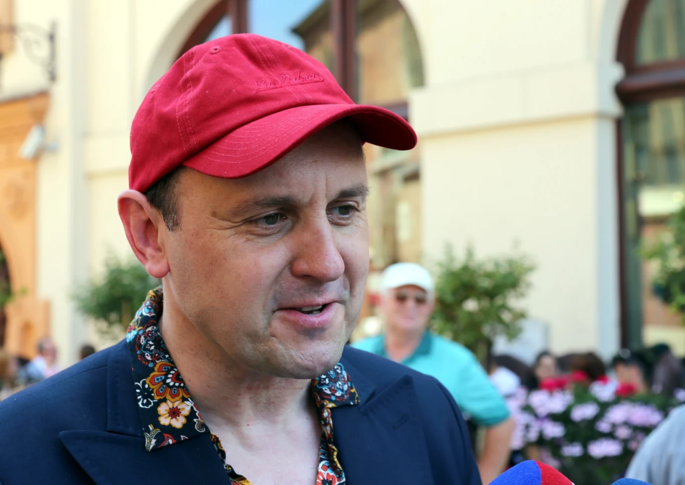 Adam Woronowicz przyznał, że "Mayday", jako klasyczna komedia omyłek, zasłużyła na ekranizację Adam Woronowicz przyznał, że "Mayday", jako klasyczna komedia omyłek, zasłużyła na ekranizację