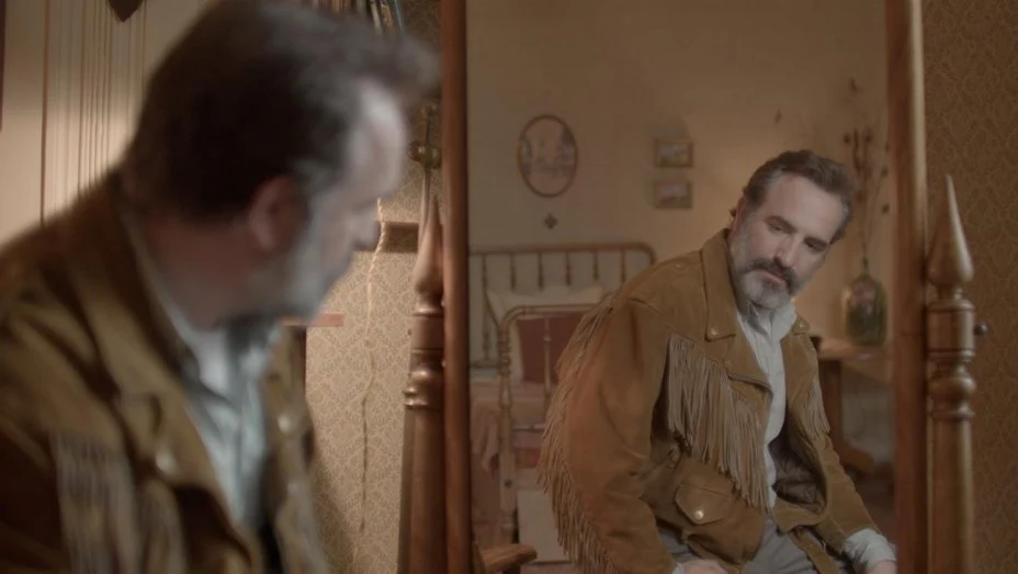Kadr z filmu "Deerskin" Quentina Dupieux Kadr z filmu "Deerskin" Quentina Dupieux