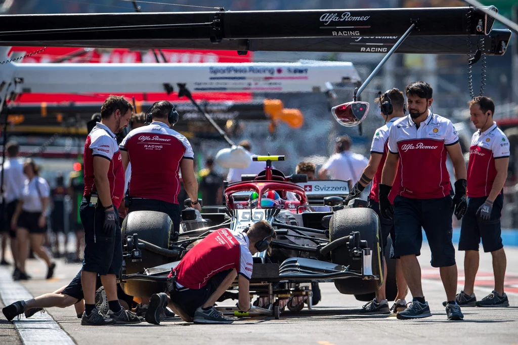 Kierowca zespołu Alfa Romeo - Antonio Giovinazzi - podczas wizyty w alei serwisowej.