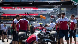 Kierowca zespołu Alfa Romeo - Antonio Giovinazzi - podczas wizyty w alei serwisowej.