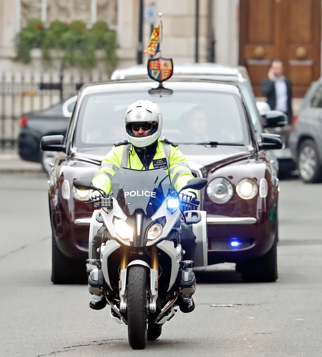 Rodzina królewska eskortowana przez policję  Rodzina królewska eskortowana przez policję