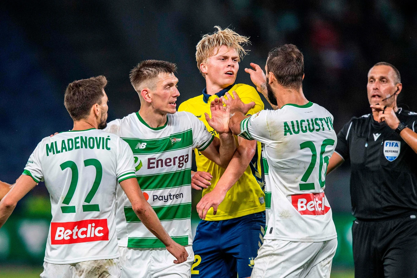 Piłkarze Lechii Filip Mladenović (L), Michał Nalepa (2L) i Błażej Augustyn (tyłem) robili, co mogli, ale Broendby IF (w środku Tobias Boerkeeiet) okazało się za mocne