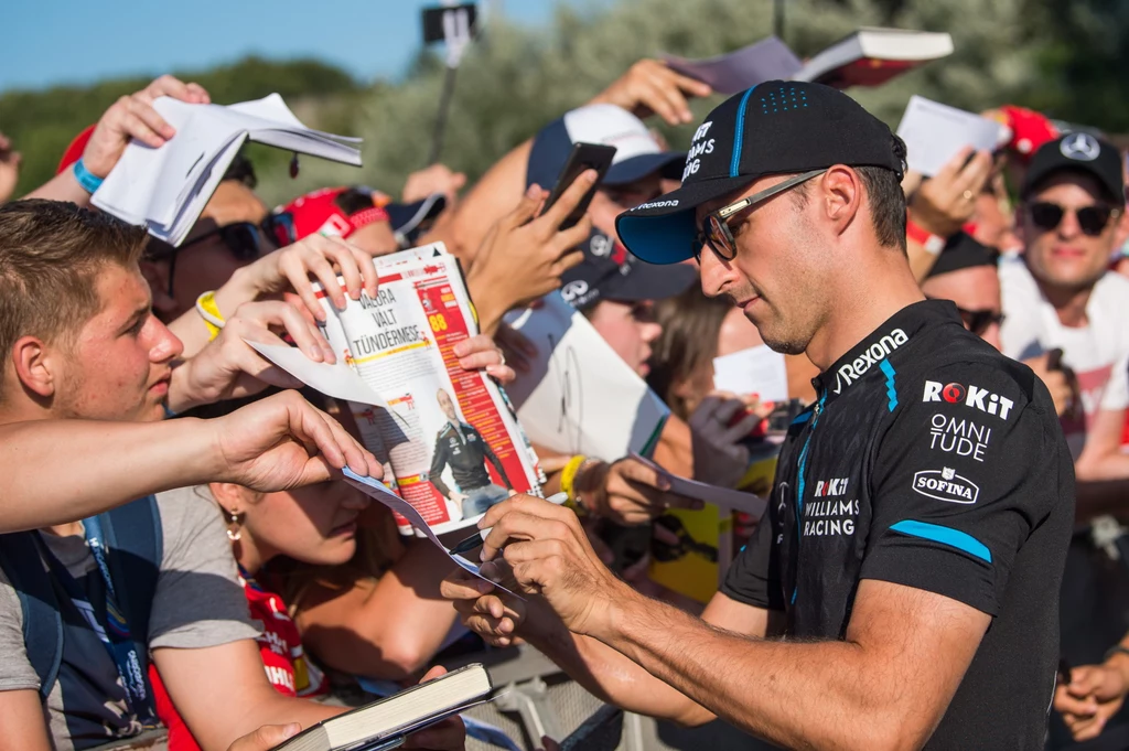 Robert Kubica rozdaje autografy na Hungaroringu Robert Kubica rozdaje autografy na Hungaroringu
