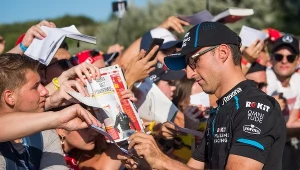 Robert Kubica rozdaje autografy na Hungaroringu