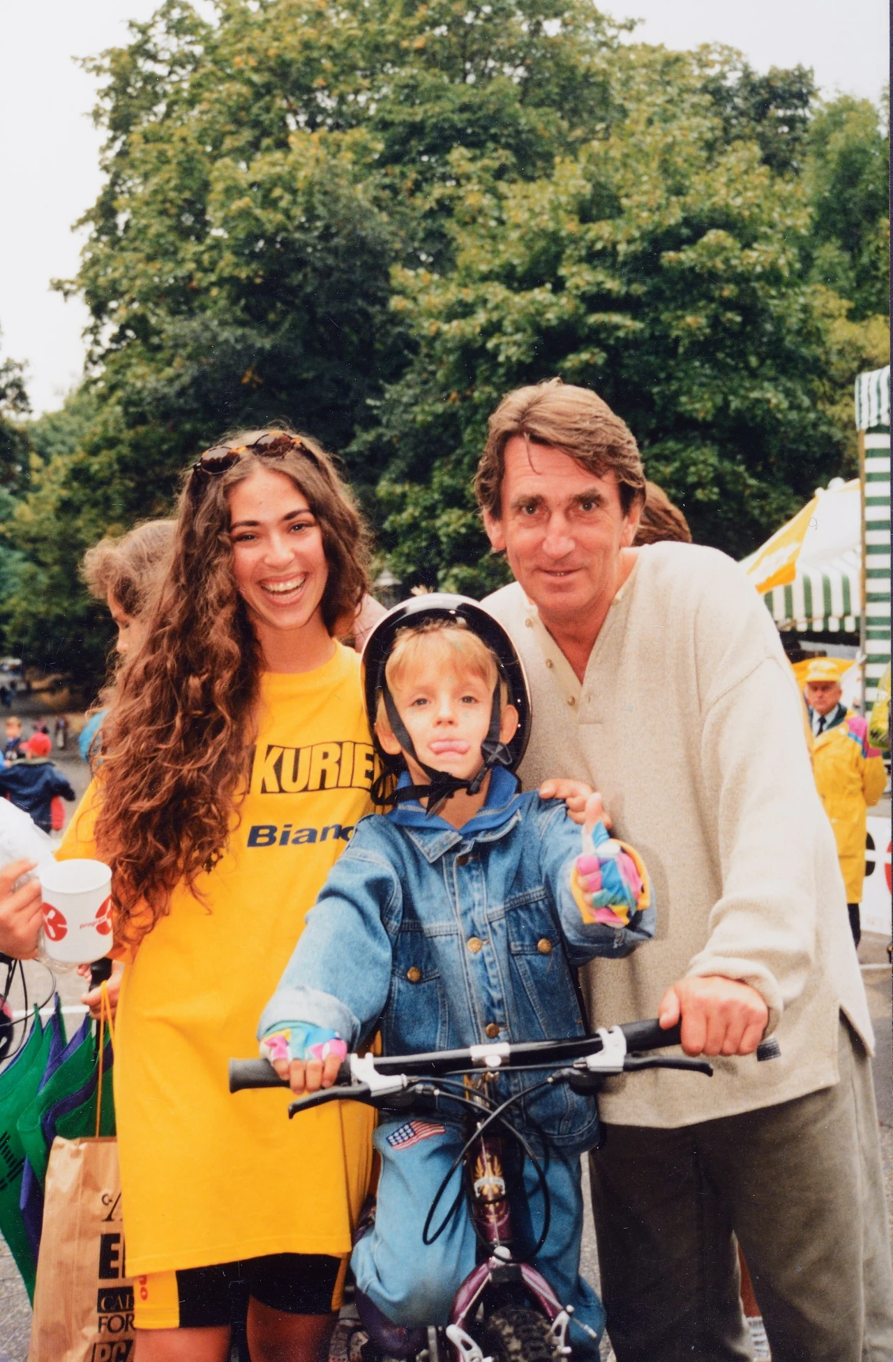 Natalia z bratem i tatą (lata 90.) Natalia z bratem i tatą (lata 90.)