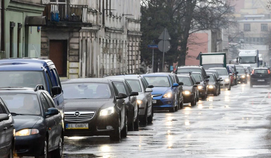 Czy jazda na światłach w dzień ma sens?  Kierowcy mają rózne zdania na ten temat 