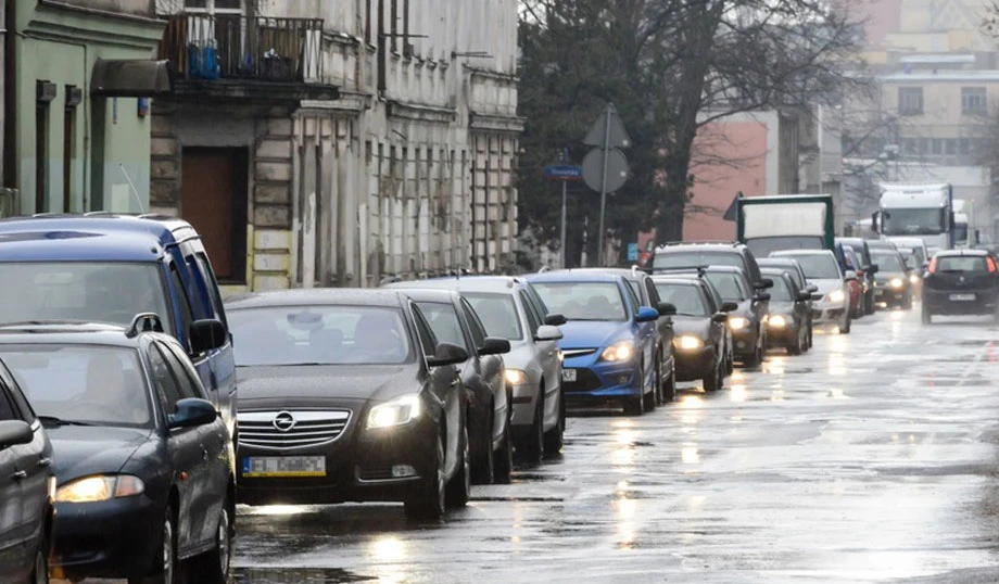Czy jazda na światłach w dzień ma sens? Kierowcy mają rózne zdania na ten temat Czy jazda na światłach w dzień ma sens? Kierowcy mają rózne zdania na ten temat
