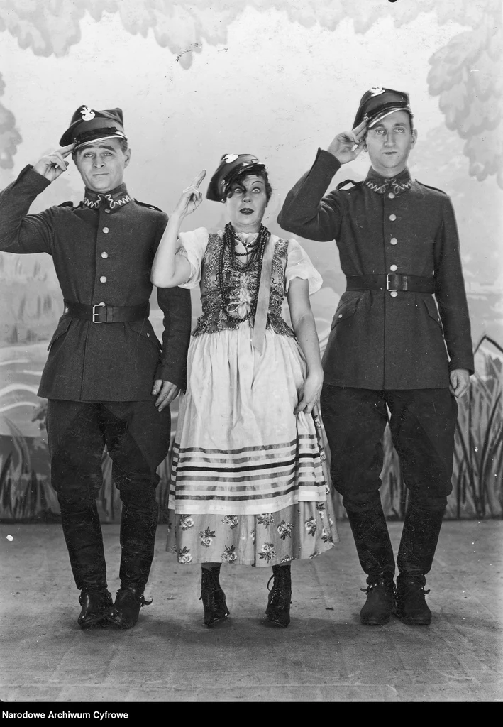 Adolf Dymsza jako Felek (z lewej), Zula Pogorzelska jako Helka (w środku) i Kazimierz Krukowski jako Lopek w jednej ze scen filmu, rok 1931