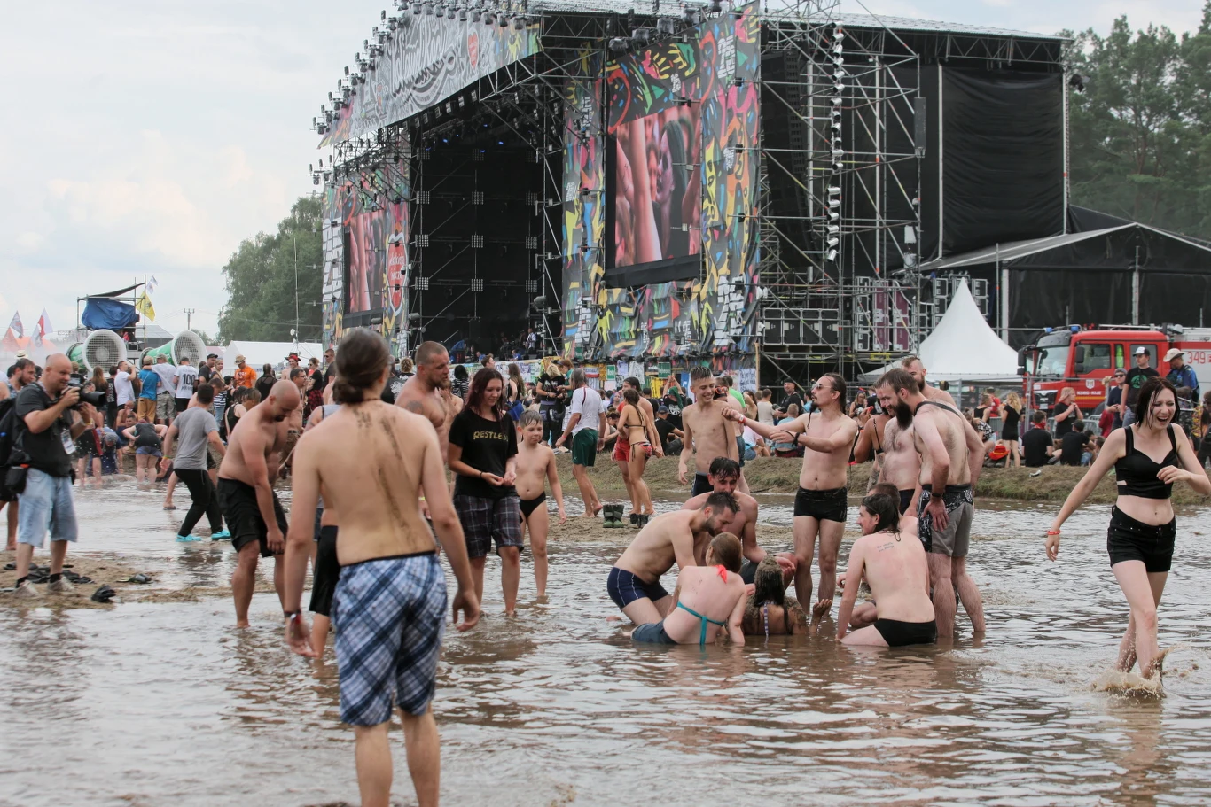 Zobacz, jak wyglądają błotne kąpiele podczas drugiego dnia Pol'and'Rock Festival (2 sierpnia 2019 r.)