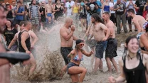 Zobacz, jak wyglądają błotne kąpiele podczas drugiego dnia Pol'and'Rock Festival (2 sierpnia 2019 r.)