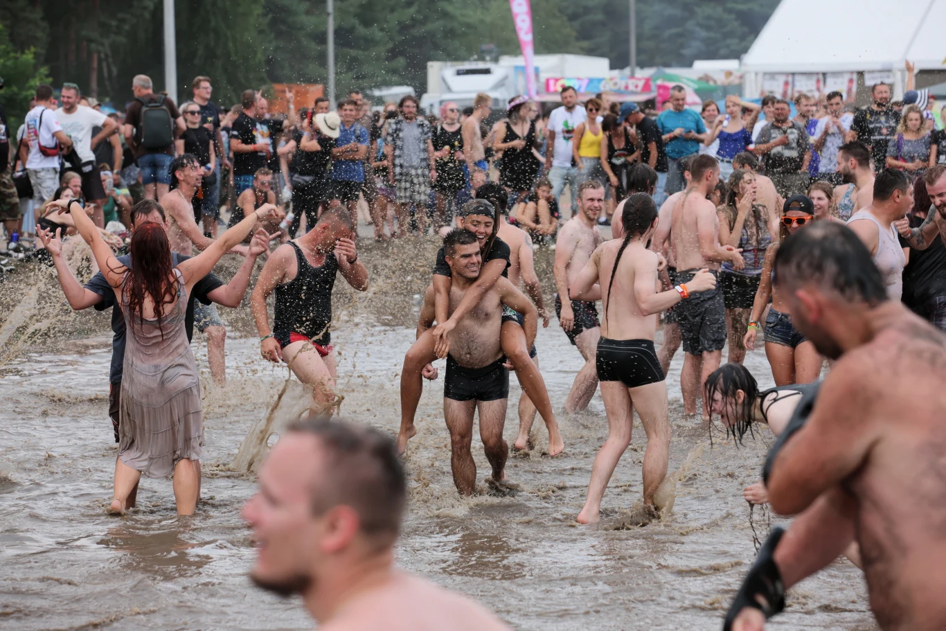 Zobacz, jak wyglądają błotne kąpiele podczas drugiego dnia Pol'and'Rock Festival (2 sierpnia 2019 r.)