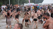 Zobacz, jak wyglądają błotne kąpiele podczas drugiego dnia Pol'and'Rock Festival (2 sierpnia 2019 r.)