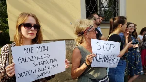 Protestujący przed krakowską kurią