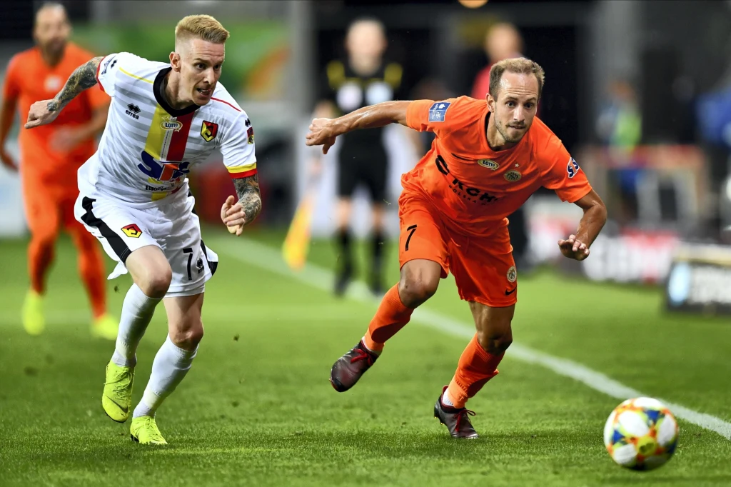 Jakub Wójcicki (z lewej) walczy o piłkę z Saszą Żivecm Jakub Wójcicki (z lewej) walczy o piłkę z Saszą Żivecm