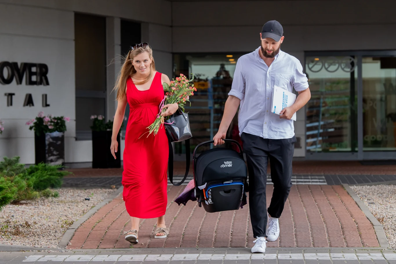 Agnieszka Kaczorowska z ukochanym i maleństwem wychodzą ze szpitala Agnieszka Kaczorowska z ukochanym i maleństwem wychodzą ze szpitala