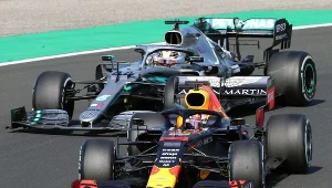 Lewis Hamilton (z lewej) i Max Verstappen stoczyli pasjonującą walkę o zwycięstwo w GP Węgier
