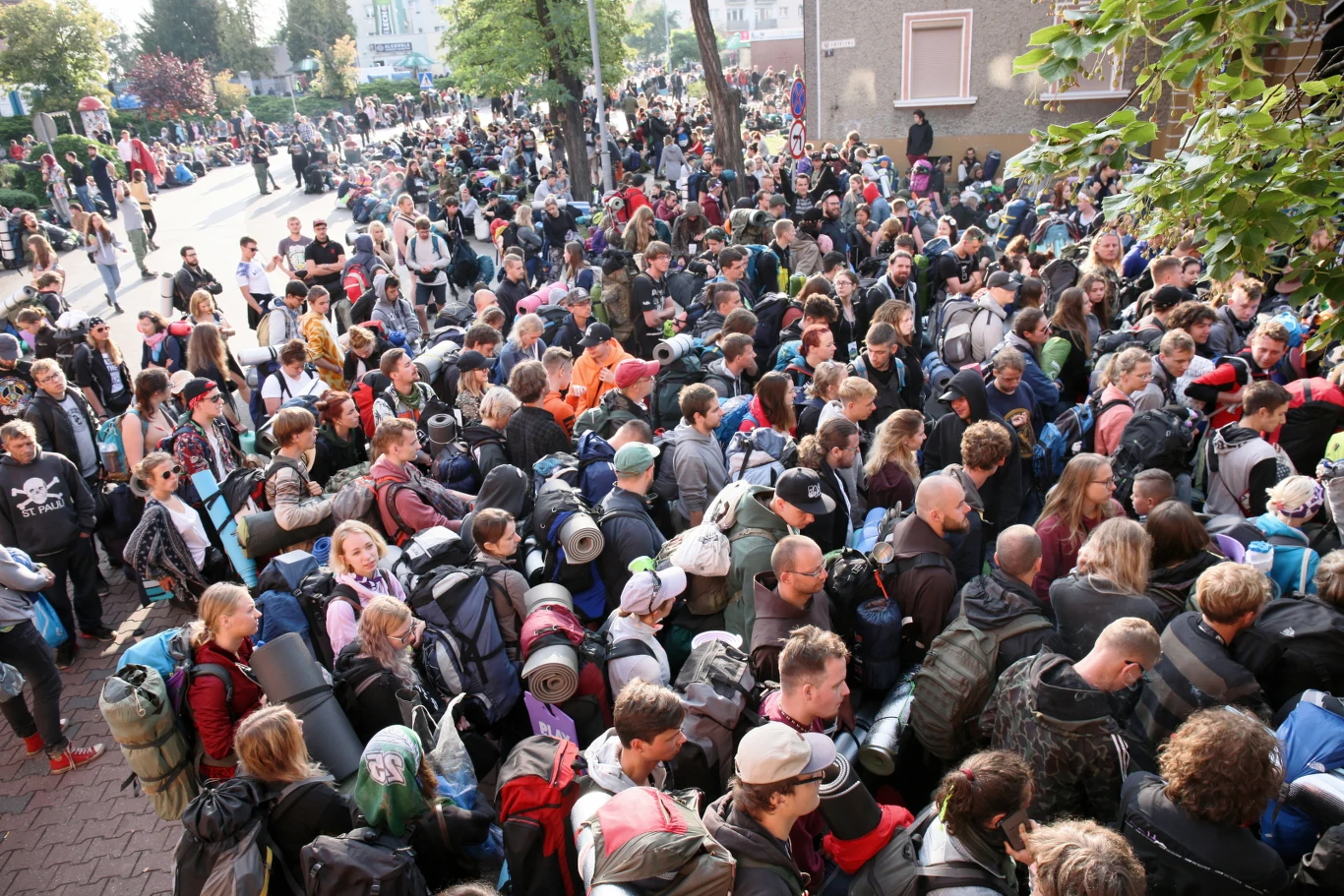 Tysiące woodstockowiczów opuszczają Kostrzyn nad Odrą po zakończeniu Pol'and'Rock Festival 2019