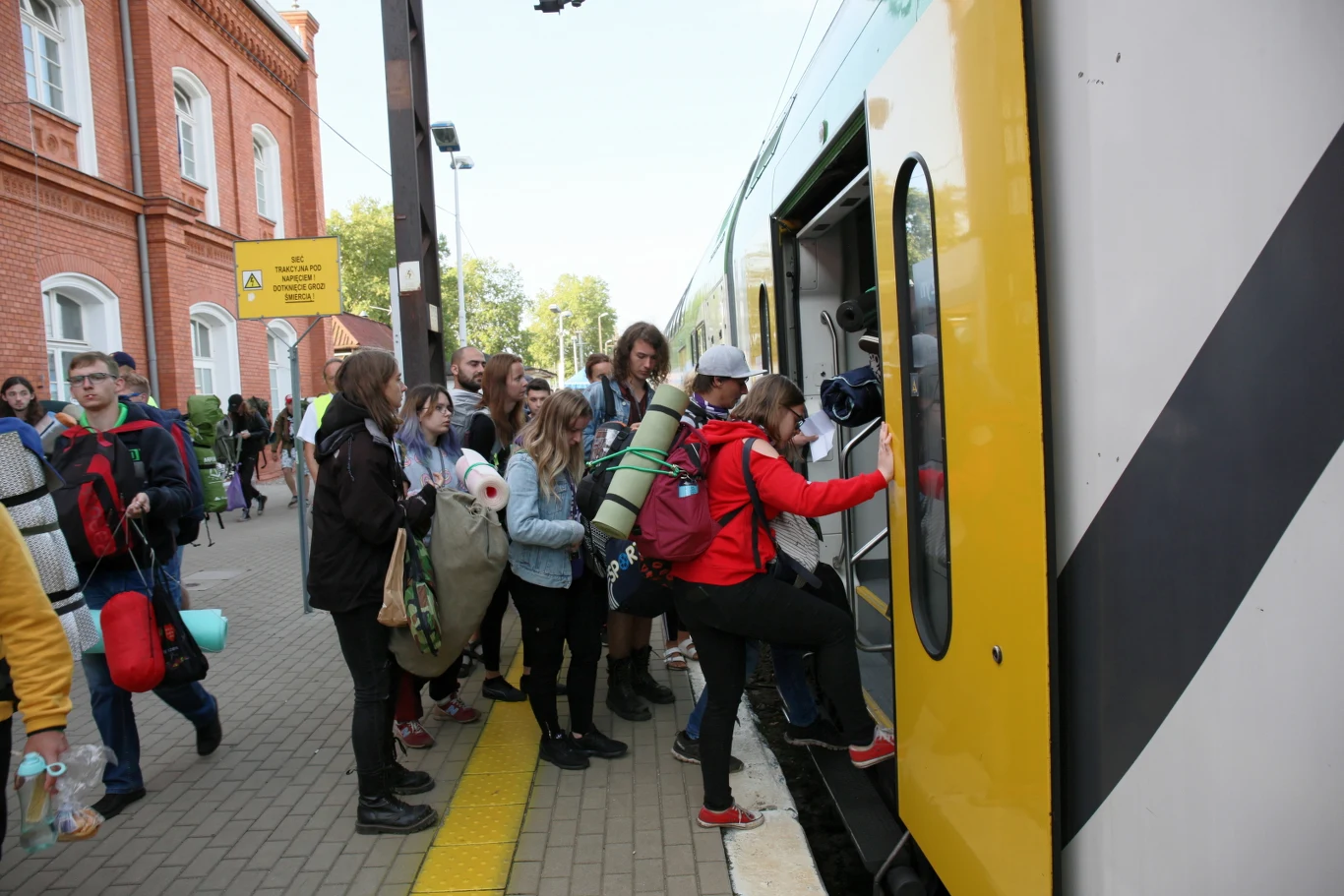 Tysiące woodstockowiczów opuszczają Kostrzyn nad Odrą po zakończeniu Pol'and'Rock Festival 2019