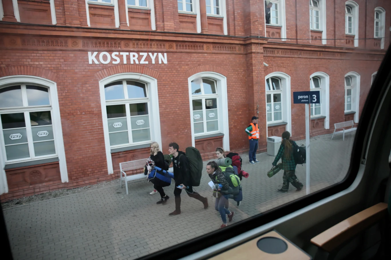 Tysiące woodstockowiczów opuszczają Kostrzyn nad Odrą po zakończeniu Pol'and'Rock Festival 2019