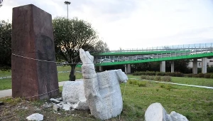 Przewrócony pomnik gen. Berlinga w Warszawie