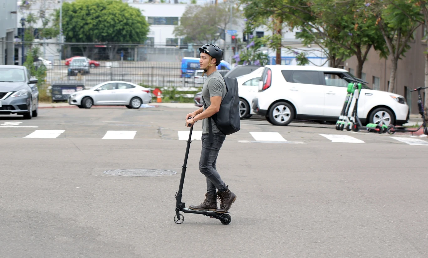 Niewielkie rozmiary nie oznaczają małego zasięgu. Na jednym ładowaniu przejedziemy 15 kilometrów