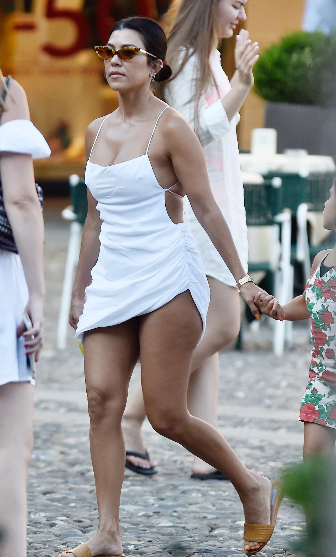Kourtney Kardashian ma korzenie ormiańskie i holendersko-szkockie. Kourtney Kardashian ma korzenie ormiańskie i holendersko-szkockie.