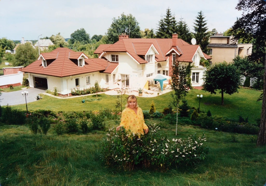 Zdzisława Sośnicka przed swoim domem Zdzisława Sośnicka przed swoim domem