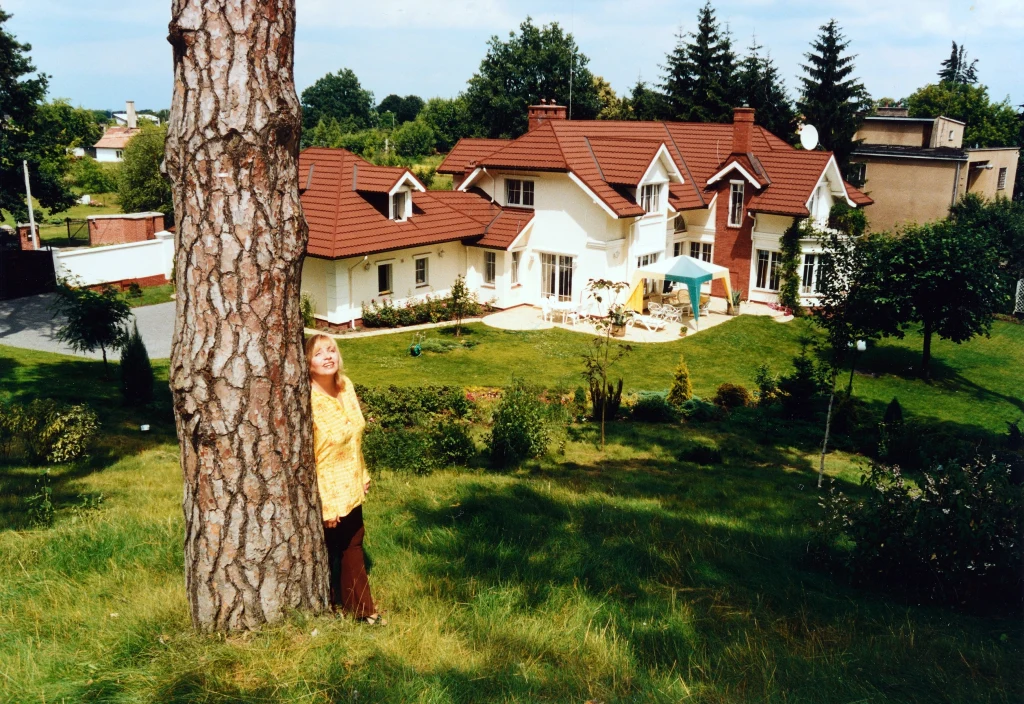 Zdzislawa Sosnicka przed swoim domem Zdzislawa Sosnicka przed swoim domem