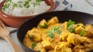 Kurczak curry z ciecierzycą i mango