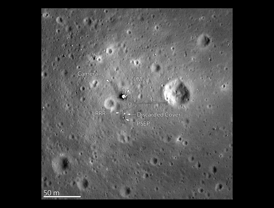 Spojrzenie na miejsce lądowania misji Apollo 11. Zdjęcie wykonane w 2012 roku przez LRO (z wysokości 24 km) 