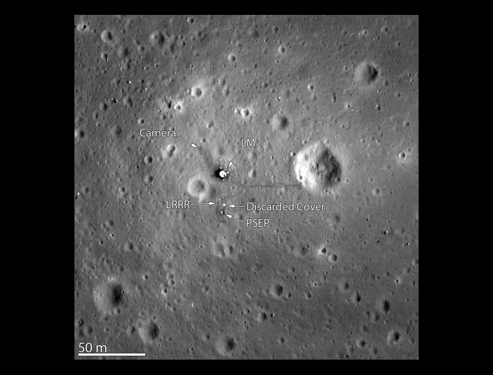 Spojrzenie na miejsce lądowania misji Apollo 11. Zdjęcie wykonane w 2012 roku przez LRO (z wysokości 24 km) Spojrzenie na miejsce lądowania misji Apollo 11. Zdjęcie wykonane w 2012 roku przez LRO (z wysokości 24 km)