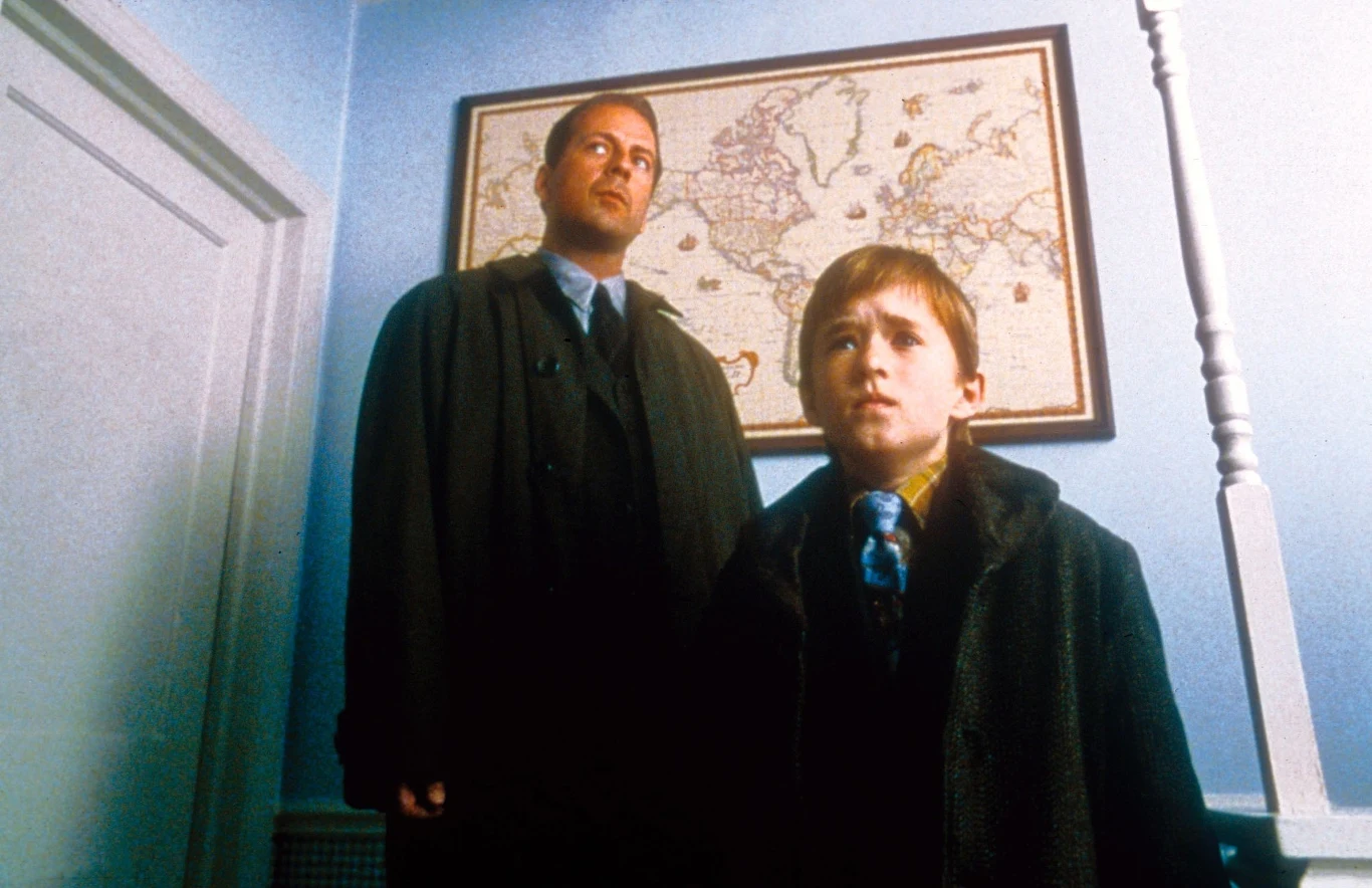 6 sierpnia 1999 roku do amerykańskich kin wszedł "Szósty zmysł", reżyserski debiut M. Night Shyamalana. Film nieoczekiwanie okazał się hitem artystycznym i kasowym. Do historii przeszło szokujące zakończenie oraz kwestia "Widzę martwych ludzi". Właśnie mija 20 lat od premiery filmu. 

Na zdjęciu: Bruce Willis i Haley Joel Osment w filmie "Szósty zmysł"