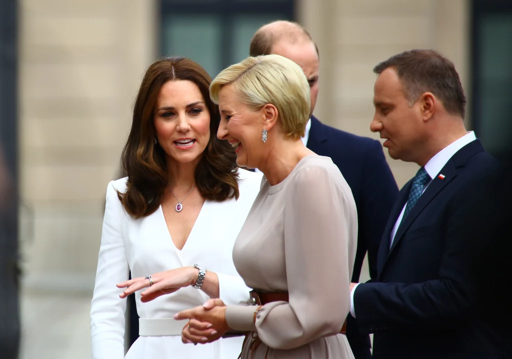 Podczas spotkania z księżną Kate nie brakowało tematów do rozmów. Pierwsza dama subtelnie nawiązała do tradycji. Pasek inspirowany podhalańską tradycją idealnie uzupełniał sukienkę. Podczas spotkania z księżną Kate nie brakowało tematów do rozmów. Pierwsza dama subtelnie nawiązała do tradycji. Pasek inspirowany podhalańską tradycją idealnie uzupełniał sukienkę.