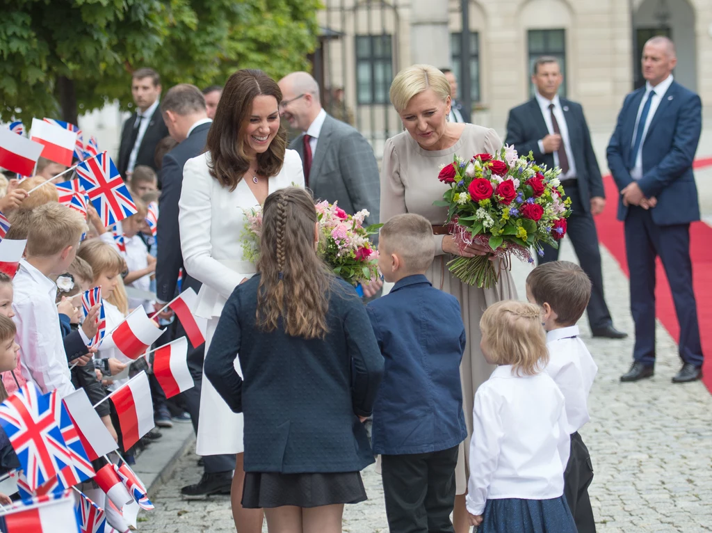 Agata Kornhauser-Duda i księżna Kate były rozchwytywane przez dzieci, co sprawiało im wiele radości. Agata Kornhauser-Duda i księżna Kate były rozchwytywane przez dzieci, co sprawiało im wiele radości.