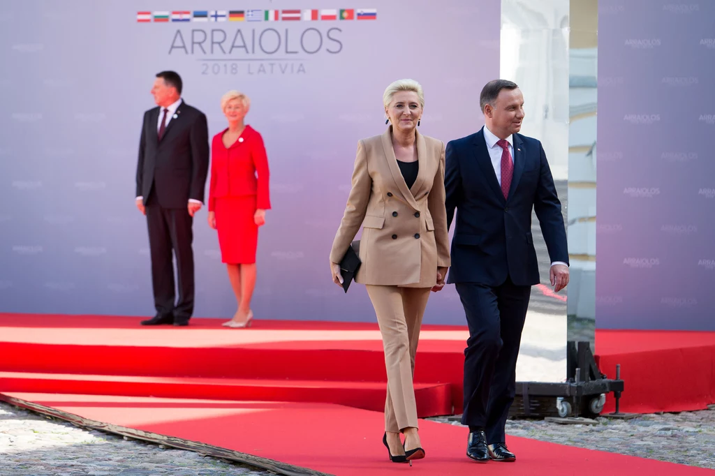 Agata Kornhauser-Duda podczas oficjalnych spotkań nie unika dobrze skrojonych garniturów, które podkreślają jej sylwetkę. Agata Kornhauser-Duda podczas oficjalnych spotkań nie unika dobrze skrojonych garniturów, które podkreślają jej sylwetkę.