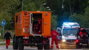 W poniedziałek do Bałtyku wpadły cztery osoby; na zdj. służby w pobliżu miejsca zdarzenia