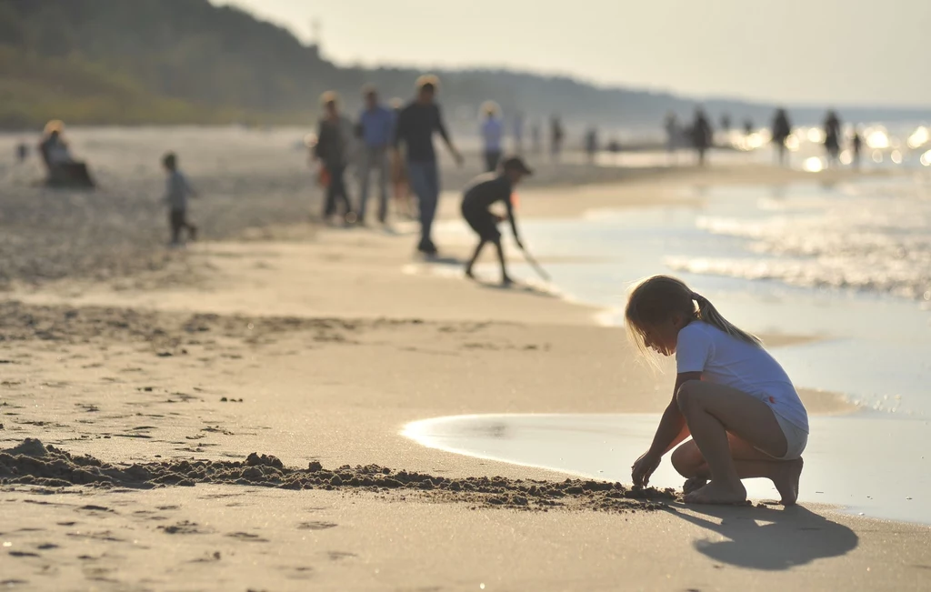 Na rzesze turystów czekają szerokie, piaszczyste plaże 