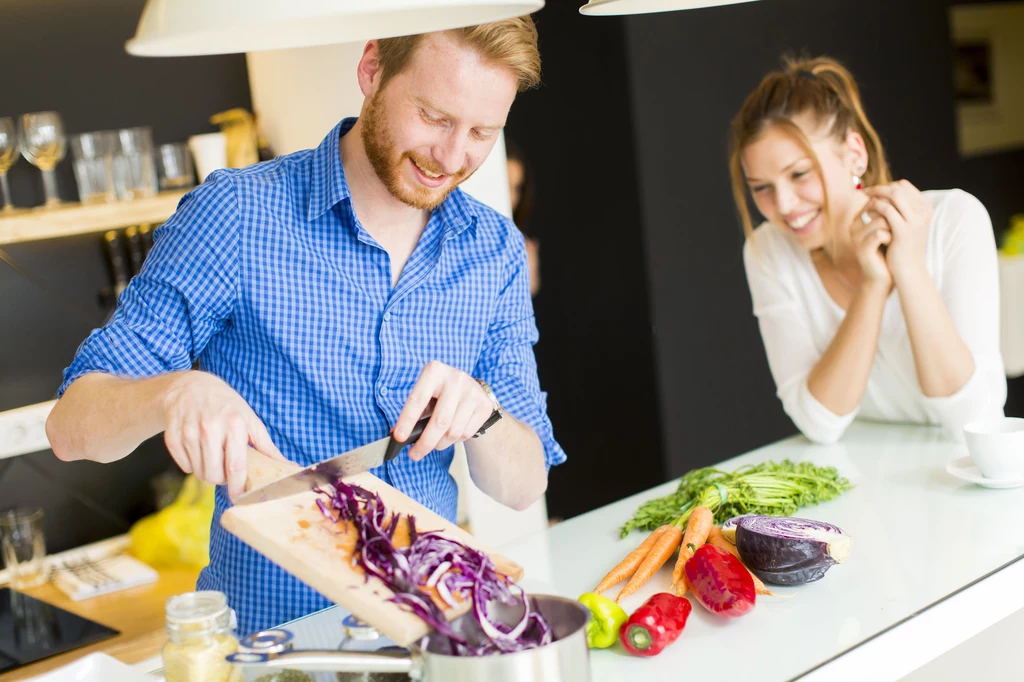 Jak wynika z badań, dowodzenie w kuchni coraz częściej przejmują panowie
