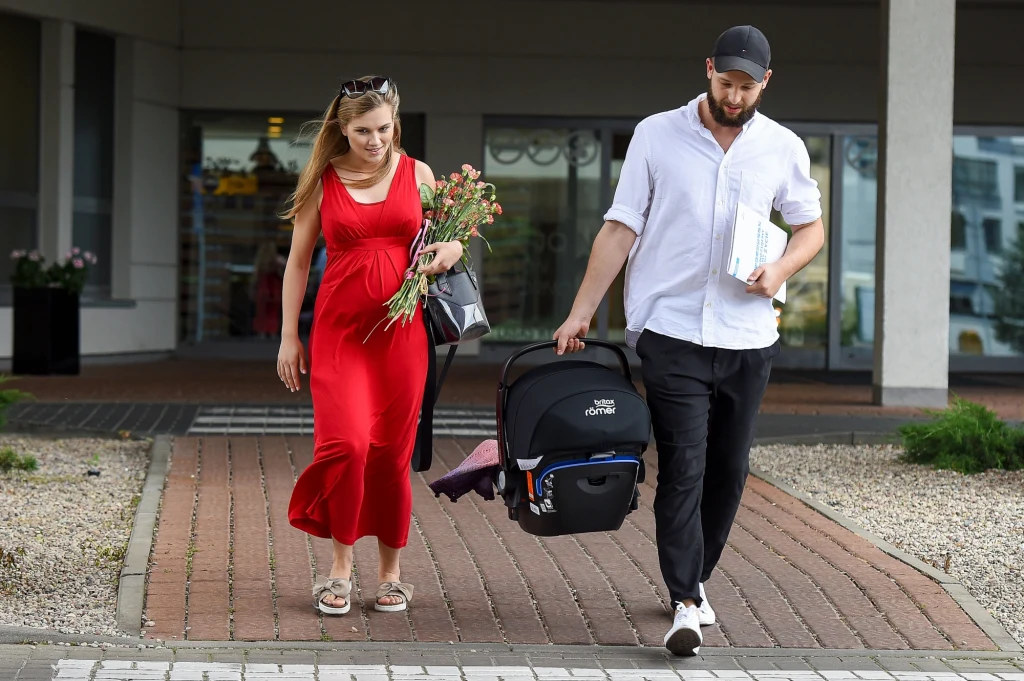 Agnieszka Kaczorowska i Maciej pela odbierają dziecko ze szpitala Agnieszka Kaczorowska i Maciej pela odbierają dziecko ze szpitala