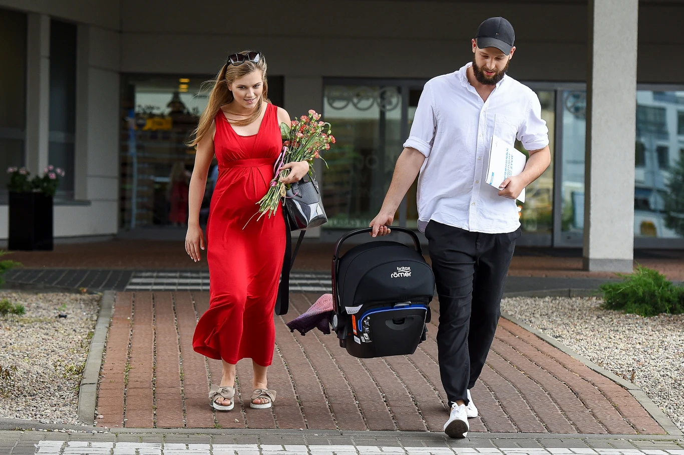 Agnieszka Kaczorowska i Maciej pela odbierają dziecko ze szpitala Agnieszka Kaczorowska i Maciej pela odbierają dziecko ze szpitala