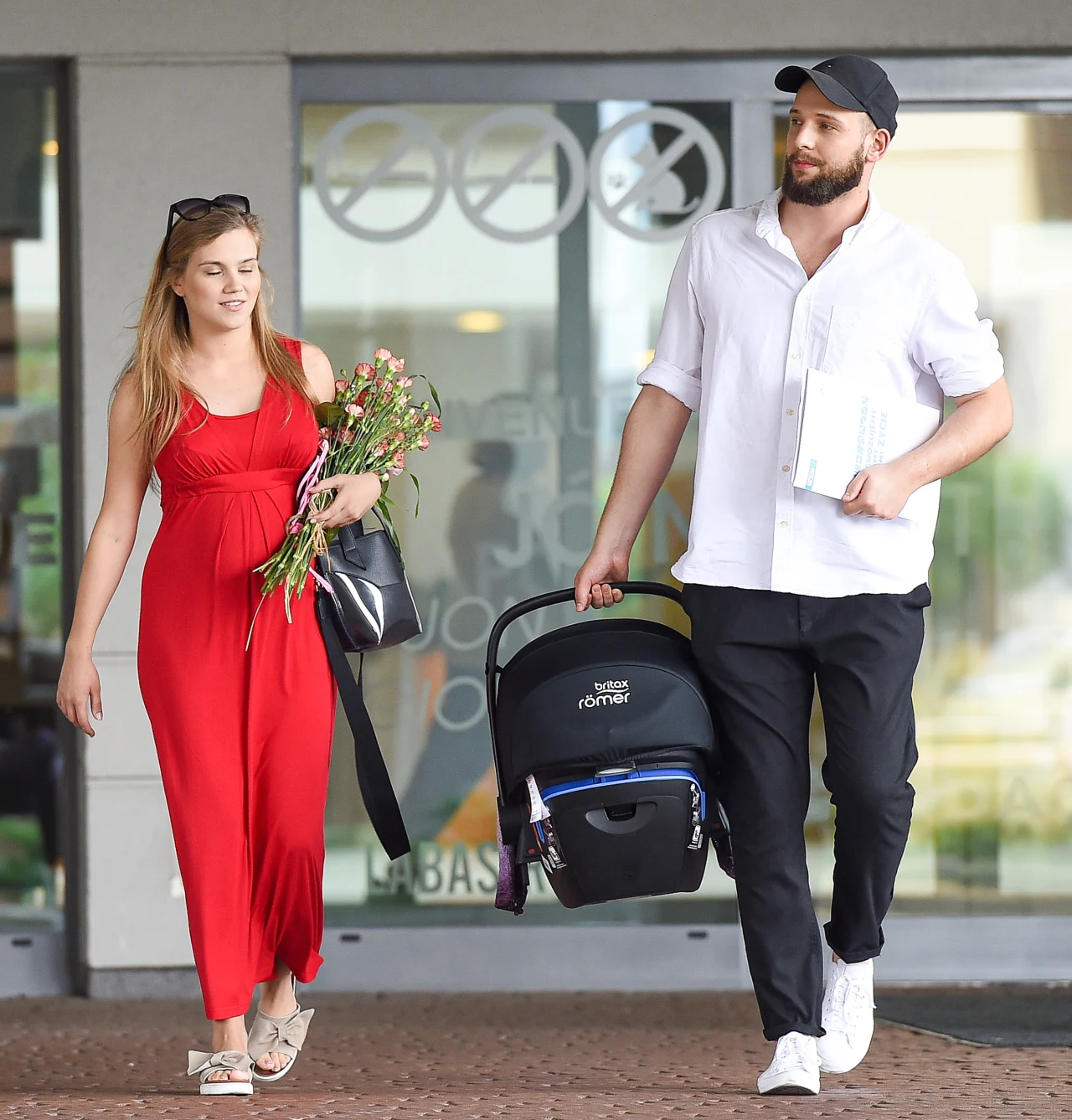 Agnieszka Kaczorowska i Maciej Pela odbierają dziecko ze szpitala