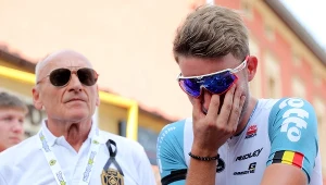 Kolarz grupy Lotto Fix All Enzo Wouters (P) i dyrektor TdP Czesław Lang (L) podczas minuty ciszy na starcie do czwartego etapu 76. Tour de Pologne z Jaworzna do Kocierzy, długości 133,7 km