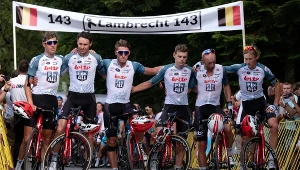 Kolarze grupy Lotto-Soudal na mecie 4. etapu Tour de Pologne składają hołd Bjorgowi Lambrechtowi