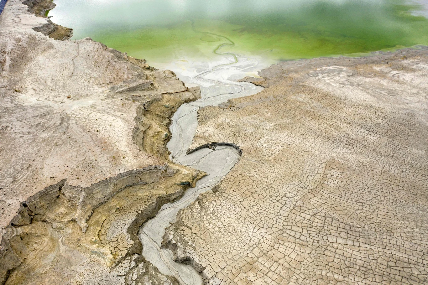 Jedyne, co można zrobić, to nie zbliżać się do zbiorników.