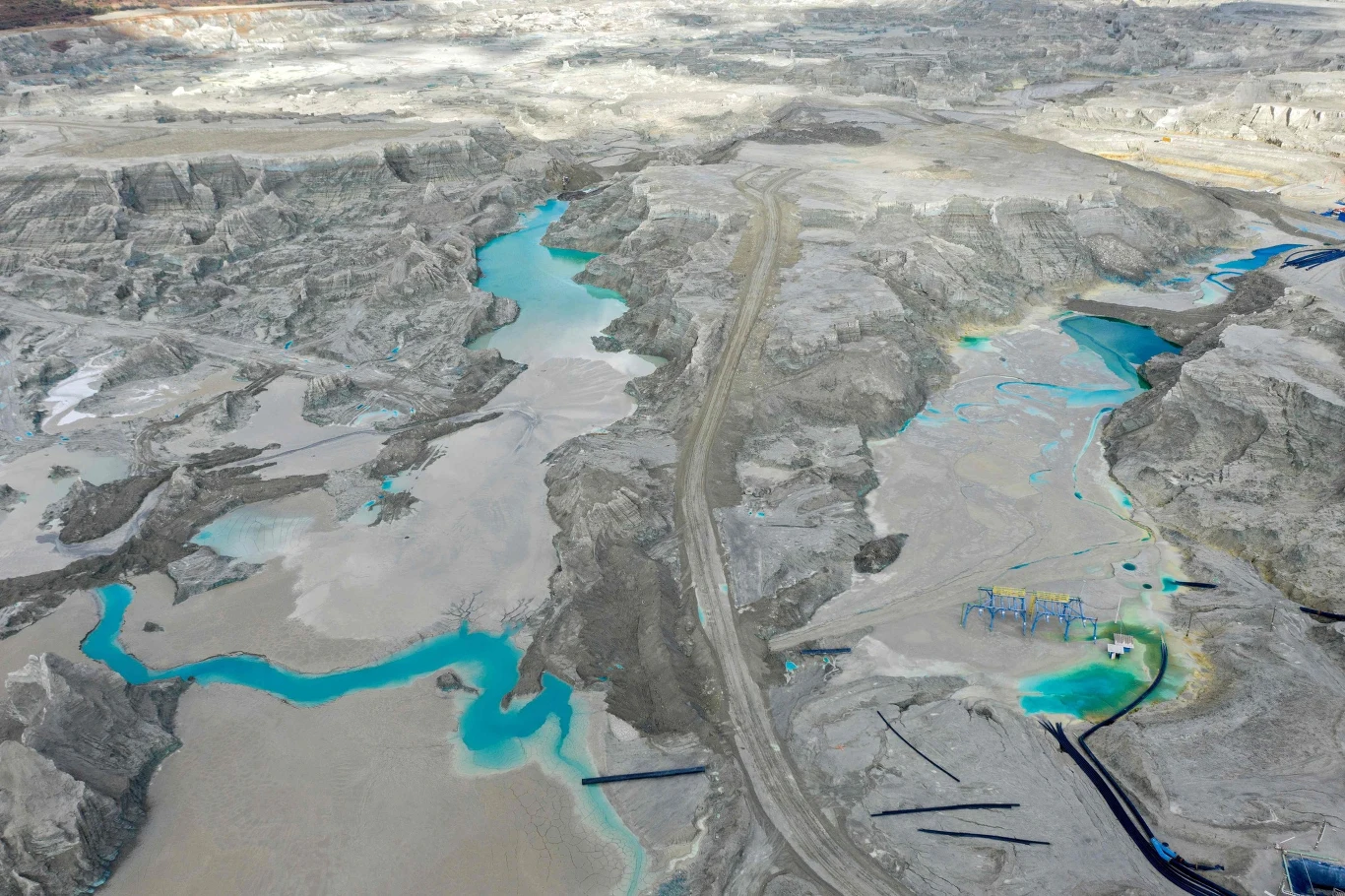 O ile władze twierdza, że mają pod kontrolą ewentualność nagłego runięcia konstrukcji, to nikt nie przejmuje się toksynami.