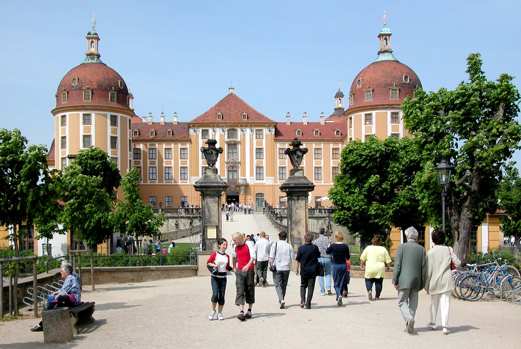 Pałac Moritzburg, w którym chętnie bywał władca, leży zaledwie 15 km na północny-zachód od saksońskiej stolicy, Drezna. Wybudowano go w latach 1542-1546 jako pałac myśliwski dla protoplasty Augusta – księcia Maurycego (stąd nazwa Moritzburg) Wettyna. Usytuowano go na sztucznej wyspie usypanej na środku imponująco regularnego jeziora Waldesee (Jezioro Leśne). Sam August II Mocny zdecydował o przebudowie i podniesieniu rangi budowli ze zwykłego leśnego pałacu dla myśliwych do imponującej rezydencji w najmodniejszym wówczas stylu barokowym. Pałac Moritzburg, w którym chętnie bywał władca, leży zaledwie 15 km na północny-zachód od saksońskiej stolicy, Drezna. Wybudowano go w latach 1542-1546 jako pałac myśliwski dla protoplasty Augusta – księcia Maurycego (stąd nazwa Moritzburg) Wettyna. Usytuowano go na sztucznej wyspie usypanej na środku imponująco regularnego jeziora Waldesee (Jezioro Leśne). Sam August II Mocny zdecydował o przebudowie i podniesieniu rangi budowli ze zwykłego leśnego pałacu dla myśliwych do imponującej rezydencji w najmodniejszym wówczas stylu barokowym.