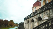 Wokół pałacu założony został rozległy barokowy park ze stawami, na który rozciąga się oszałamiający widok z wielkiego tarasu. Jest w nim bażanciarnia, w której hodowano ptaki na zamkowe uczty, miniaturowy port z fałszywą latarnią morską i małym molo.

Pałac Moritzburg do końca II wojny zamieszkiwał książę Ernst Heinrich von Sachsen. Gdy opuszczał zamek przed nadchodzącą Armią Czerwoną, nakazał zapakowanie cennych przedmiotów w solidne skrzynie i zakopanie ich w parku. Skarby miały czekać na powrót arystokraty. Nie doczekały się, bo zostały niemal w całości odnalezione przez żołnierzy. Kilka brakujących pakunków odnaleźli 10 lat temu niemieccy poszukiwacze.

Dziś każdy może w Moritzburgu liczyć na odnalezienie skarbu – nastroju i atmosfery oraz pięknych zdjęć, jakie z tej pięknej rezydencji można przywieźć.

Tekst: Marcin Jamkowski, Świat i Ludzie