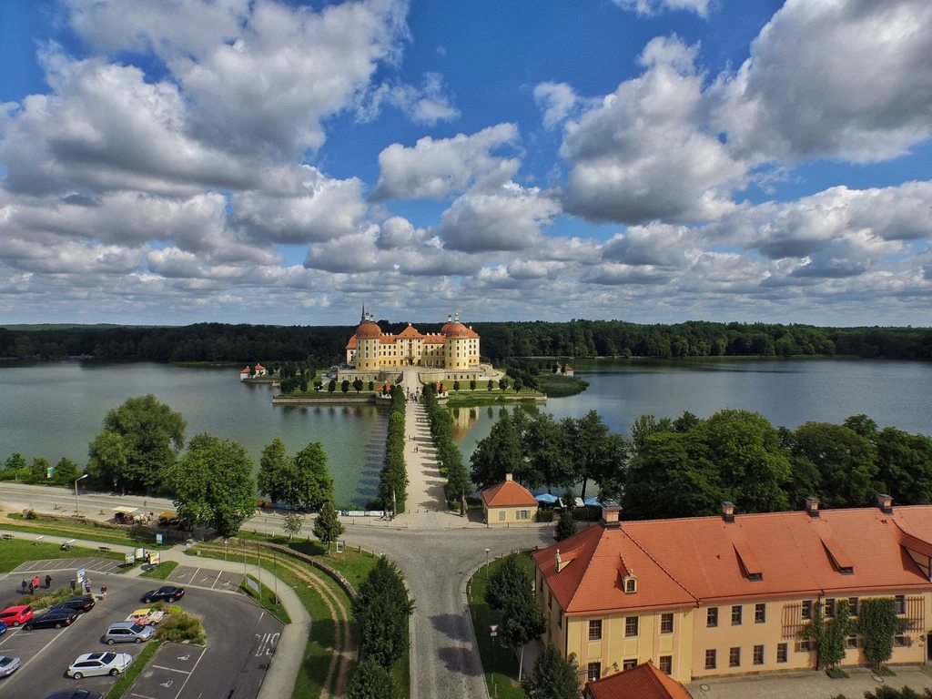 Zamek z lotu ptaka przypomina literę H z czterema wielopiętrowymi wieżami na końcach. Wewnątrz zmieściły się cztery bogato zdobione sale i ponad 200 komnat. Elewacja otrzymała kolory saksońskiego baroku – przeplatające się biel i ochrę. Wnętrze tego pałacu, jak przystało na rezydencję myśliwską, poświęcono motywom polowania. W jednej z sal przechowywane jest poroże jelenia czerwonego uważane za największe na świecie. W innej, Monströsensaal, na ścianach wisi kolekcja 39 wyjątkowych poroży z wrodzonymi defektami, między innymi słynne wśród myśliwych poroże 66-punktowe. Zamek z lotu ptaka przypomina literę H z czterema wielopiętrowymi wieżami na końcach. Wewnątrz zmieściły się cztery bogato zdobione sale i ponad 200 komnat. Elewacja otrzymała kolory saksońskiego baroku – przeplatające się biel i ochrę. Wnętrze tego pałacu, jak przystało na rezydencję myśliwską, poświęcono motywom polowania. W jednej z sal przechowywane jest poroże jelenia czerwonego uważane za największe na świecie. W innej, Monströsensaal, na ścianach wisi kolekcja 39 wyjątkowych poroży z wrodzonymi defektami, między innymi słynne wśród myśliwych poroże 66-punktowe.