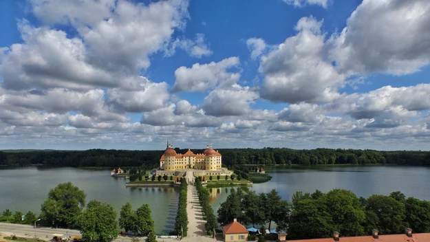 Zamek z lotu ptaka przypomina literę H z czterema wielopiętrowymi wieżami na końcach. Wewnątrz zmieściły się cztery bogato zdobione sale i ponad 200 komnat. Elewacja otrzymała kolory saksońskiego baroku – przeplatające się biel i ochrę. Wnętrze tego pałacu, jak przystało na rezydencję myśliwską, poświęcono motywom polowania. W jednej z sal przechowywane jest poroże jelenia czerwonego uważane za największe na świecie.

W innej, Monströsensaal, na ścianach wisi kolekcja 39 wyjątkowych poroży z wrodzonymi defektami, między innymi słynne wśród myśliwych poroże 66-punktowe. 